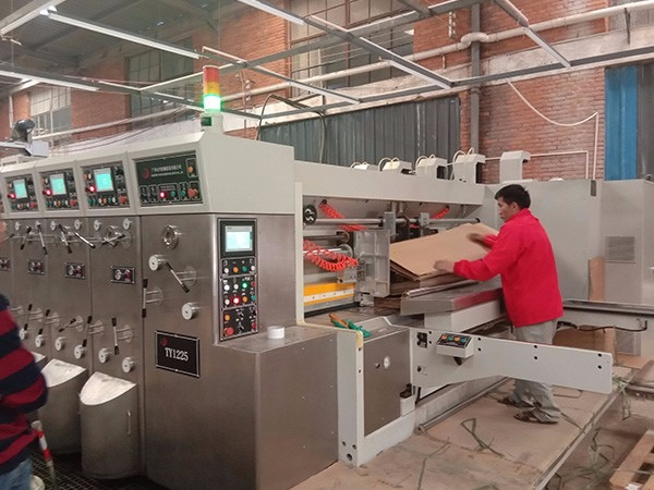 彩箱(xiang)印刷設備(bei)